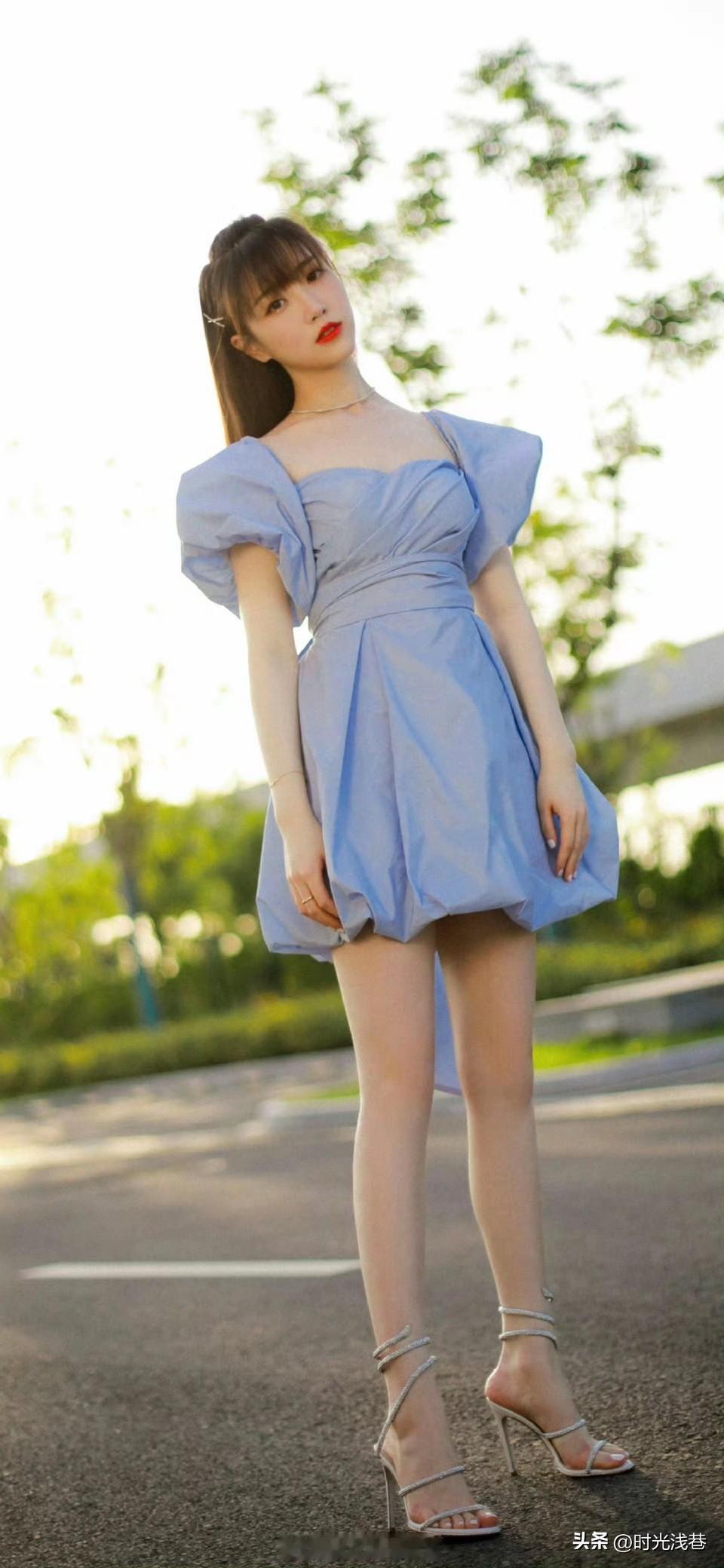 美女主持人张纯烨，妆容精致美艳，穿搭时尚靓丽，短裙搭配高跟凉鞋。尽显曼妙玲珑的好