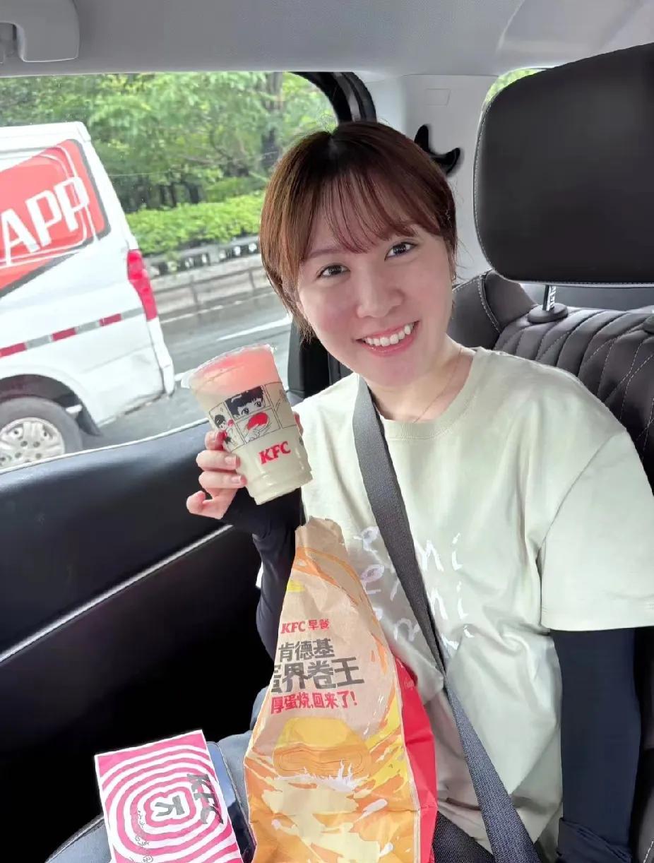 日本乒乓球选手平野美宇出发来华参加乒超联赛第二阶段啦，车内手持印有国乒孙颖莎形象