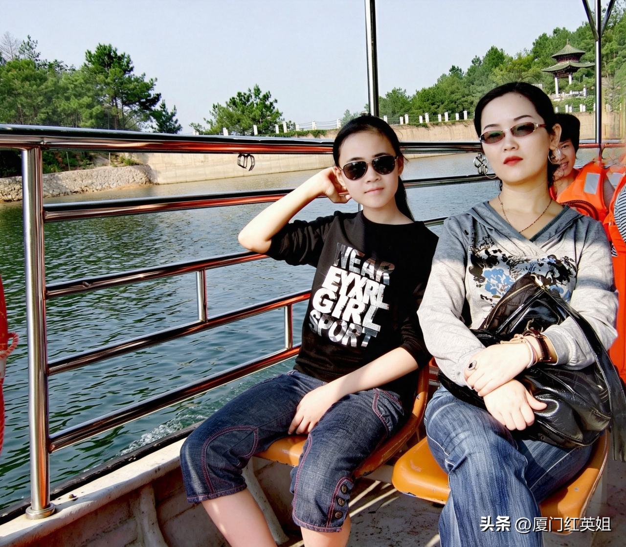 我生了一个这样的女儿
有同款吗？
将近深夜12点
我睡得迷迷糊糊起身喝水
刚好撞