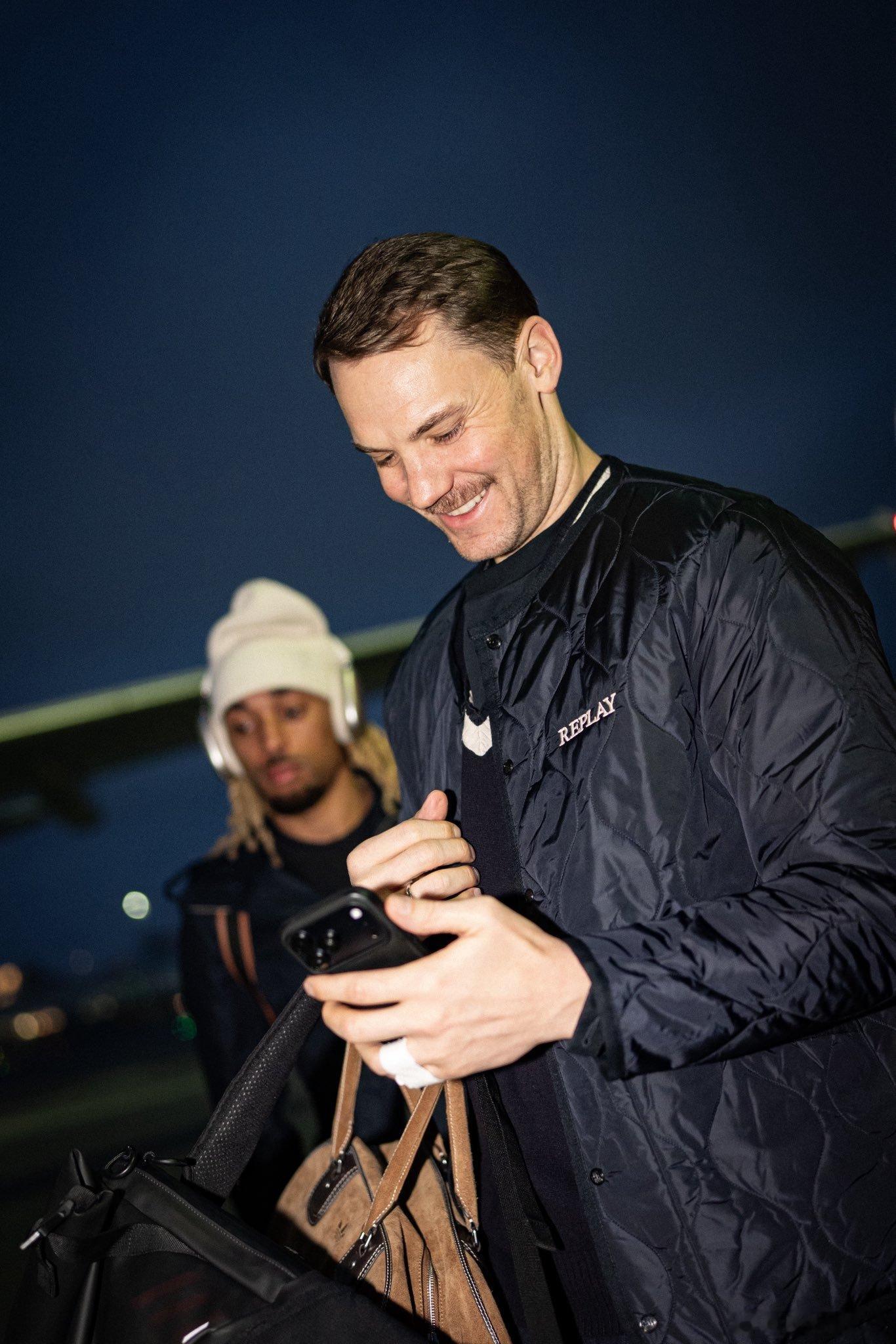 🚨第一眼看錯了，以為雷總請新代言人了這位手拿XiaoMi17 pro max的