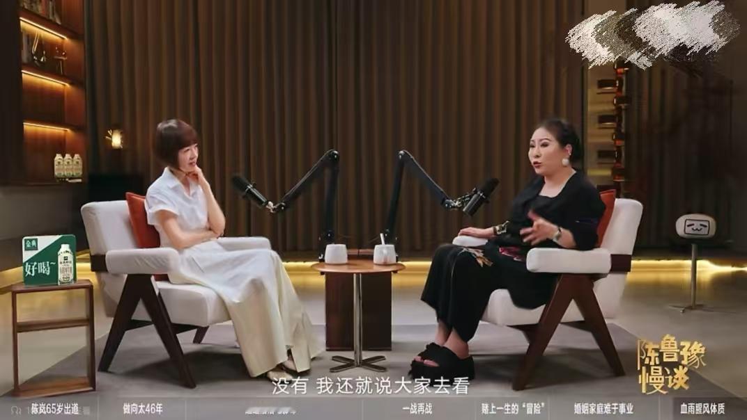向太做客鲁豫有约，回应了近期一些争议：
1，向佐“建议大家不要去看《功夫足球》”