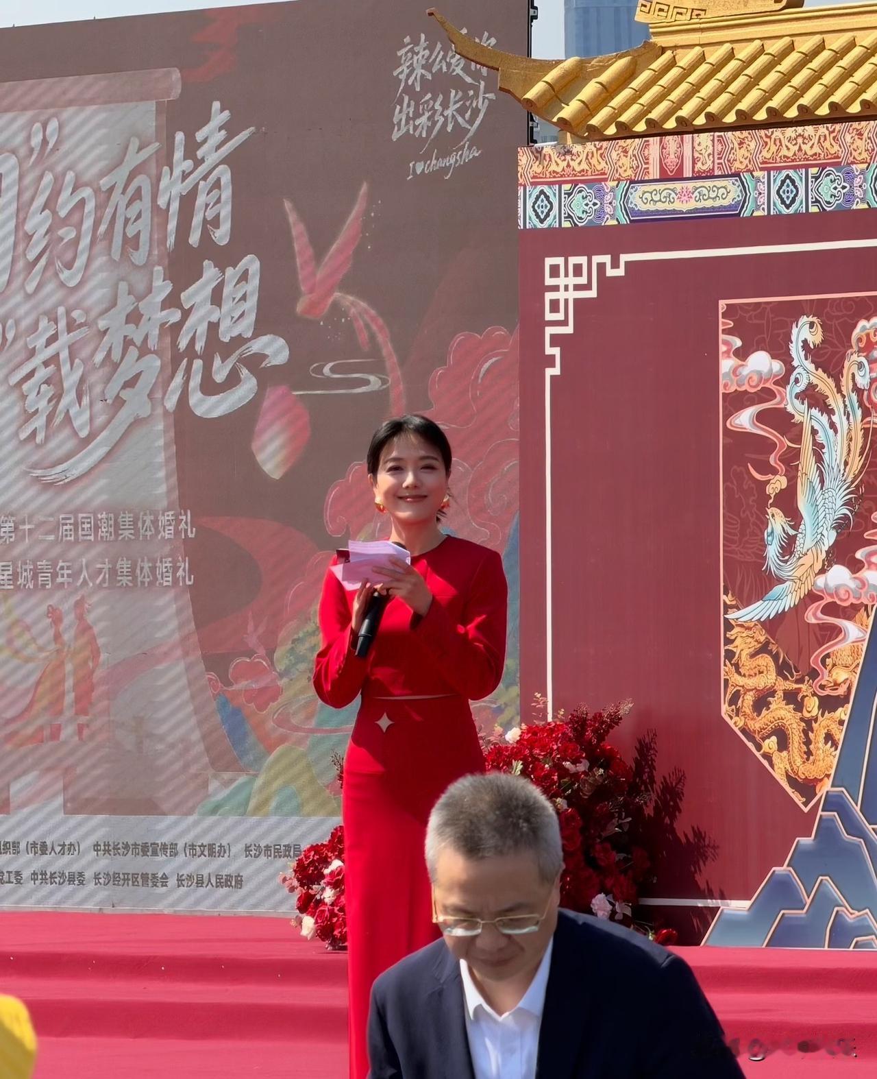 她应该是在婚姻里受了委屈，才会碎碎念那么多不平。她生完孩子以后，在孩子抚养和教育