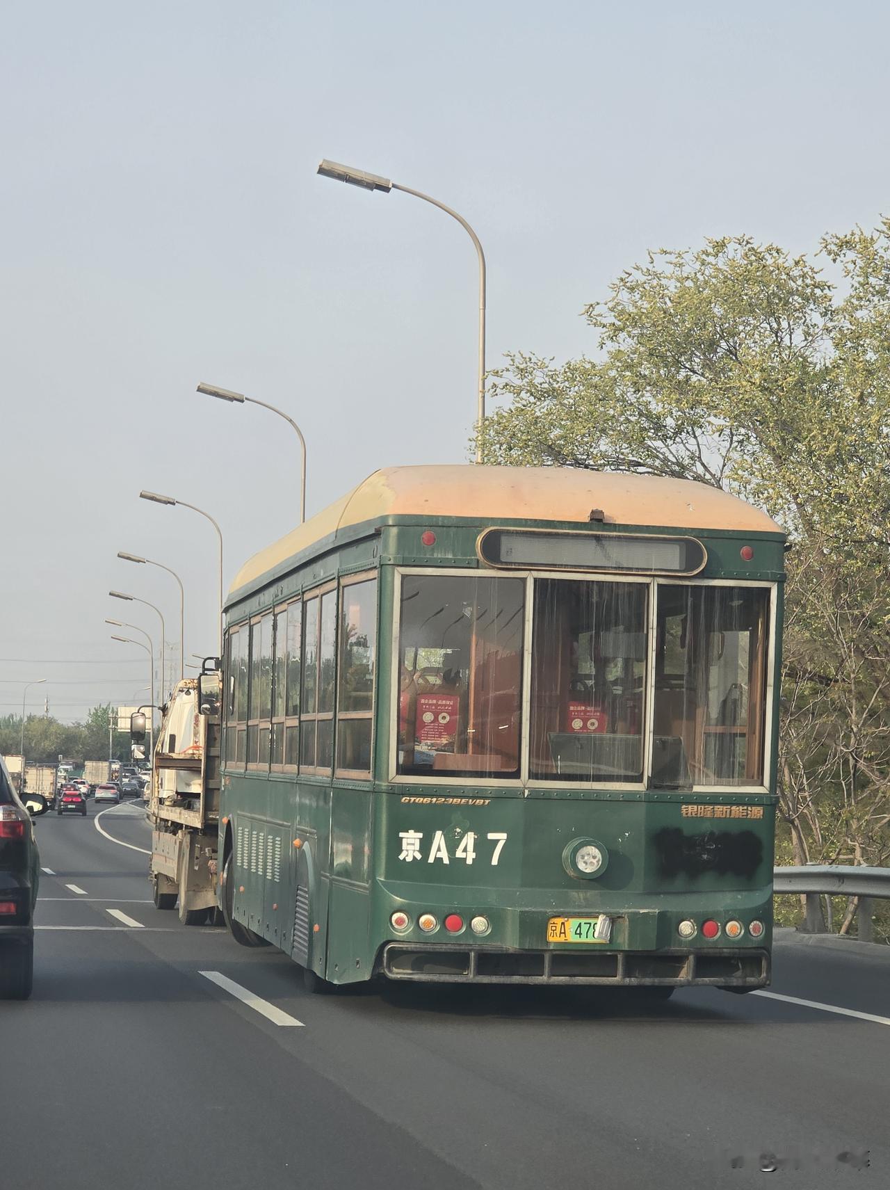北京街头偶遇即将报废的“铛铛车”这是来自珠海银隆的纯电动仿古“铛铛车”，资料显示