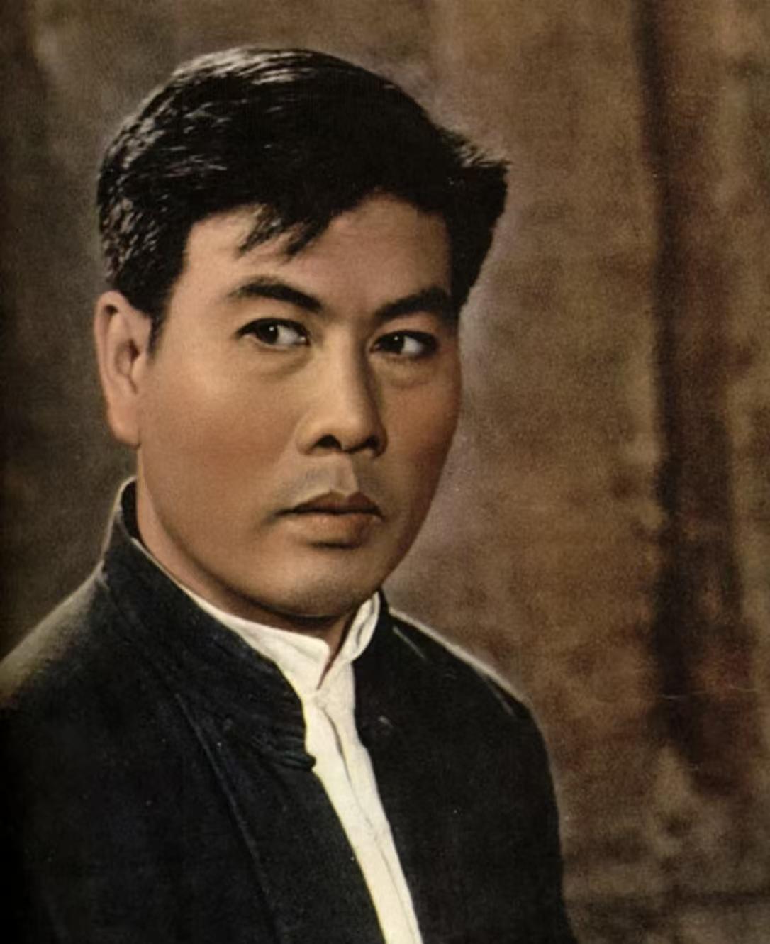 他是原八一电影制片厂的老演员，拍摄过《万水千山》《东进序曲》《夺印》《打击侵略者