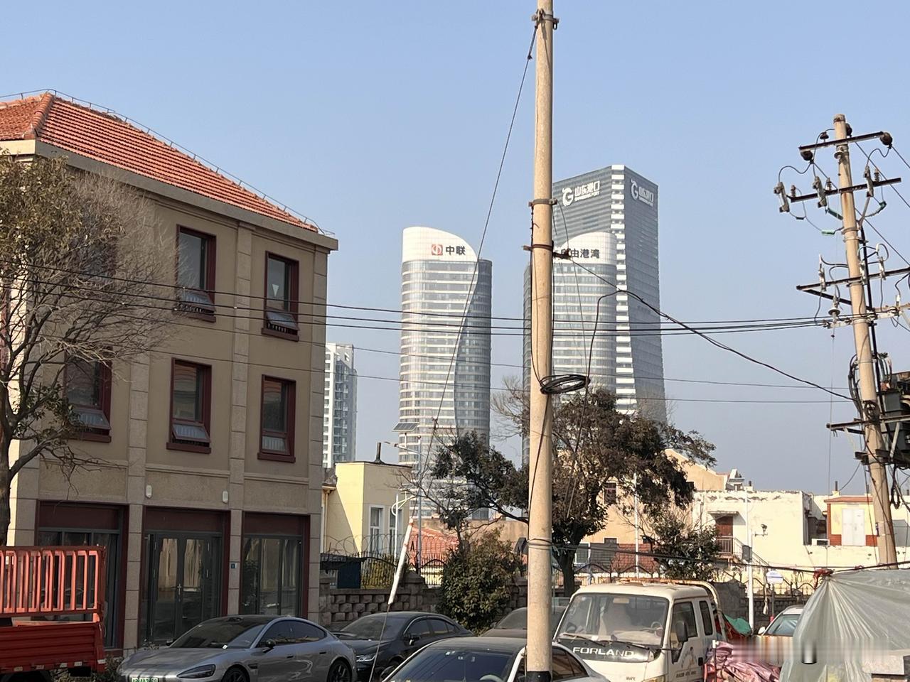 这一片是曾经特别繁华的地方，特别是民国那个时期。这里是金融一条街，依托着青岛港不
