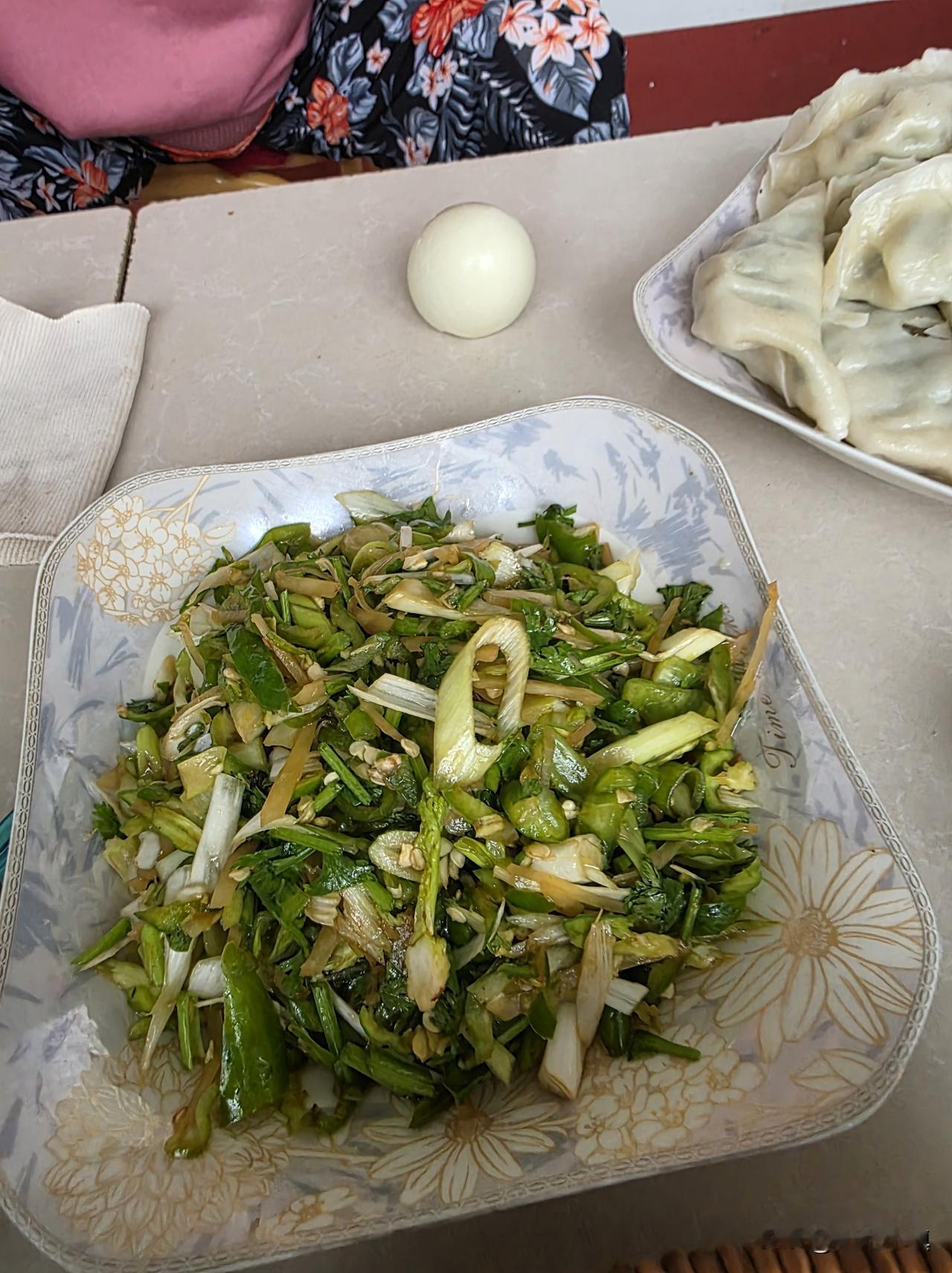 多么美好的生活……

今天中午的主食够硬够好吃——豆角五花肉包子，韭菜猪肉水饺。