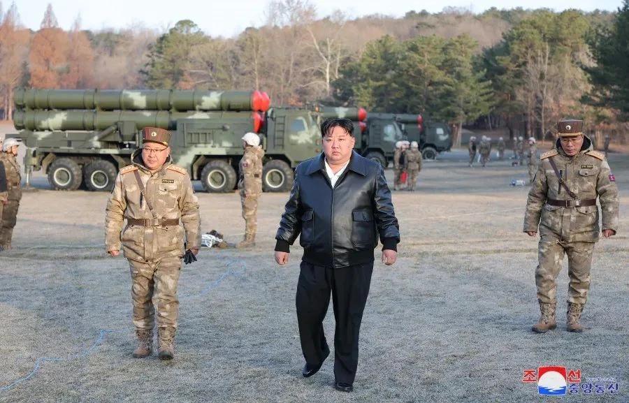 【金正恩又指导朝鲜军队实弹射击训练了，这次是300毫米超大型火箭炮】时间是3月1