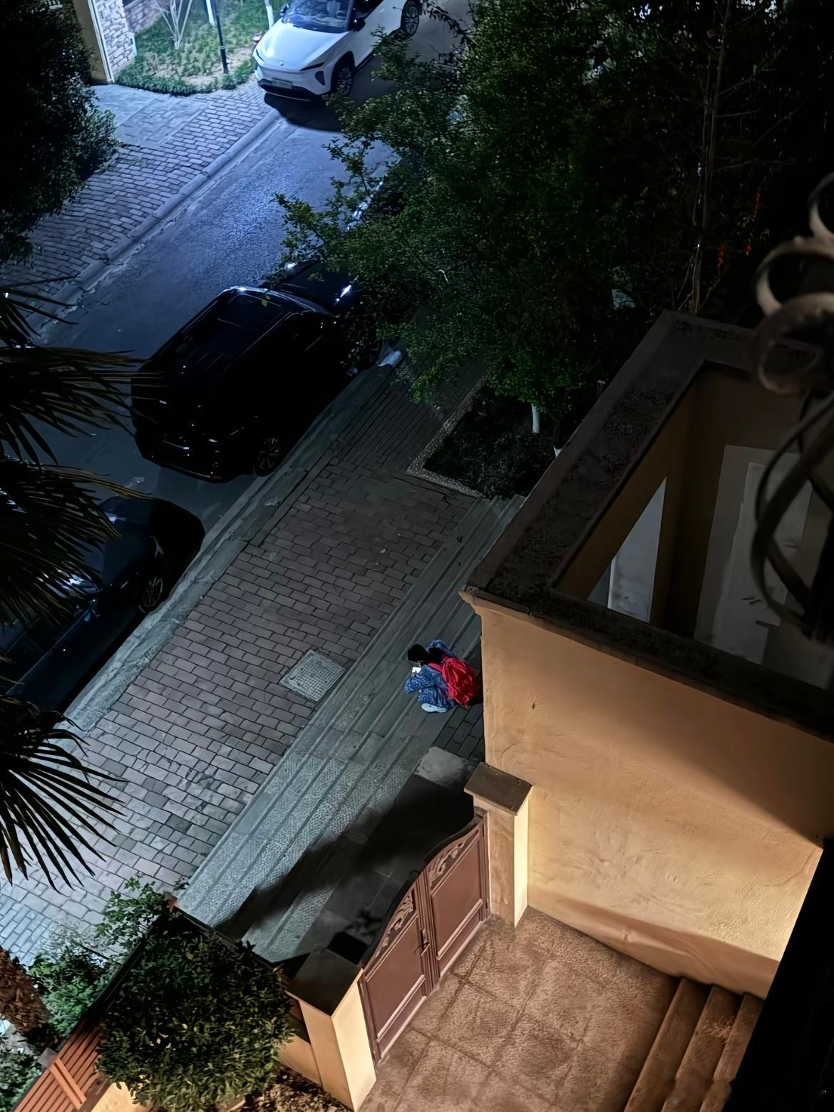 半夜你说你想我了 到我家楼下来望了 我好久我隔得远远的但我很清楚的听到你说你爱我