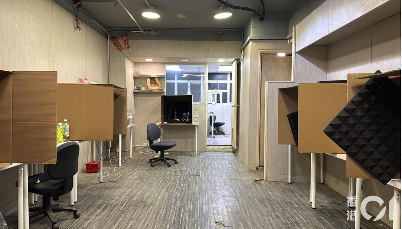 香港黑帮走投无路搞电诈，才骗到200万就被警察一锅端了。由香港黑帮经营的三个电诈