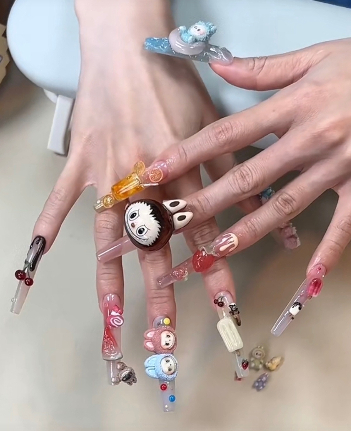花一万把labubu做在美甲上 这美甲你们看着值一万吗？[允悲] ​​​