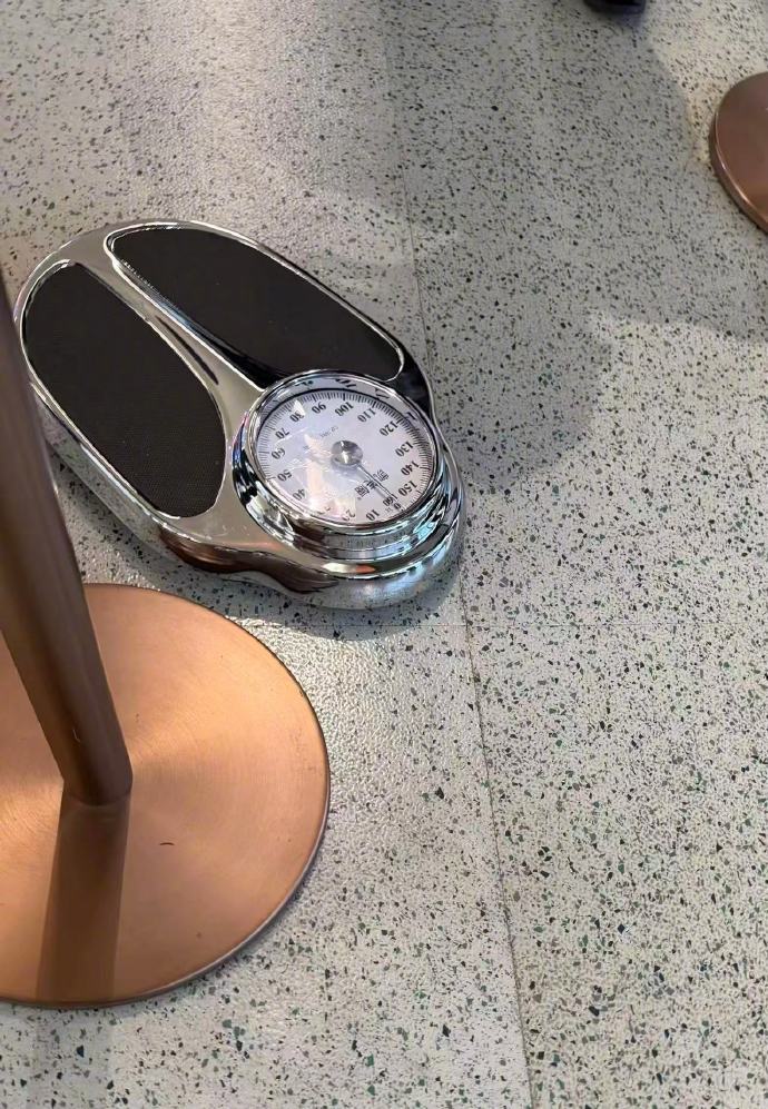 【国航回应坐飞机要称体重 国航称对旅客没有体重方面限制】近日，有网友发文称，乘坐