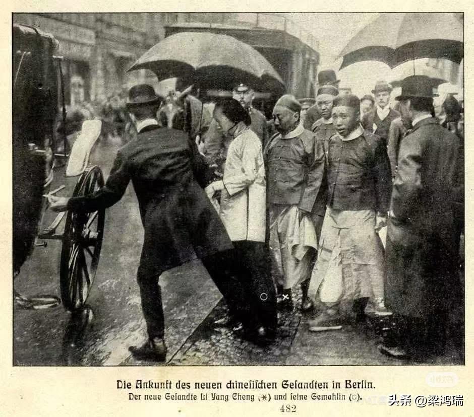 这张历史照片记录了清朝驻德国公使吕海寰（Lü Haihuan）及其夫人抵达柏林的