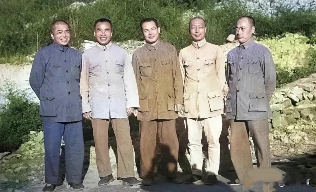 感恩先辈负重前行，方有今日盛世安宁。向老一辈革命家献花致敬，意义深重，敬意绵长?