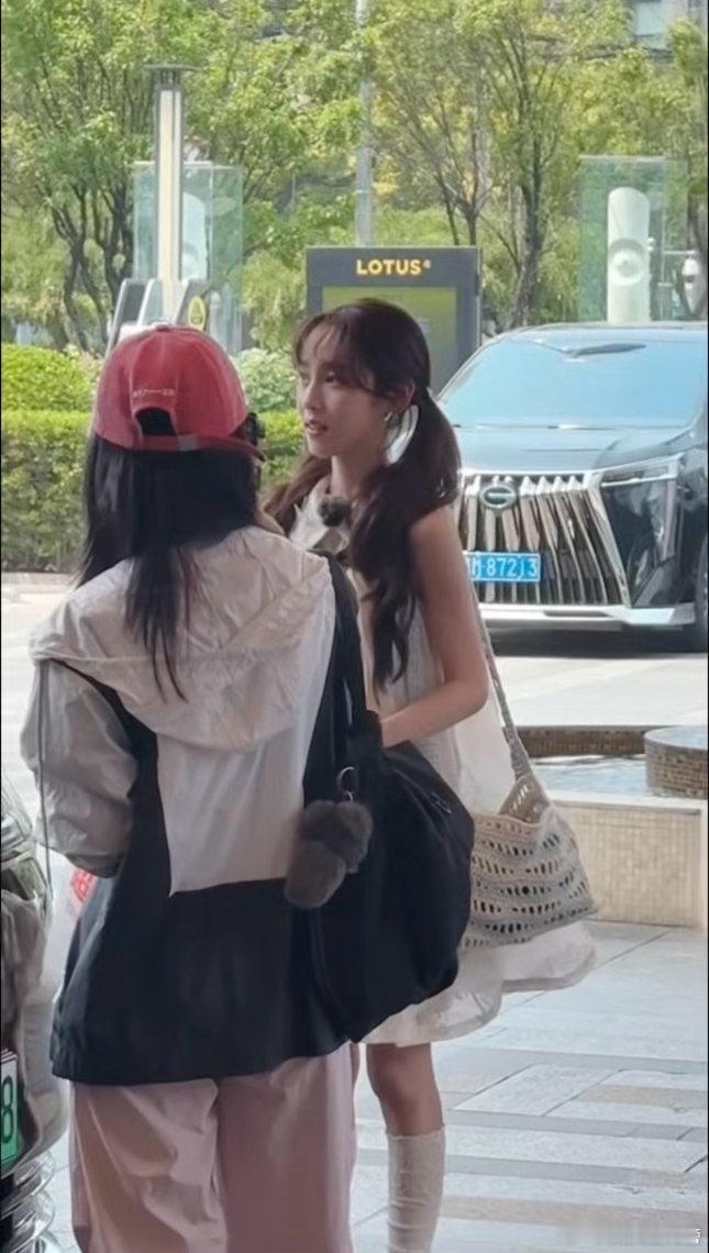 花少8 王可新鲜路透突然流出，路人偶遇花少8拍摄现场，视频女生疑似王可，十分期待