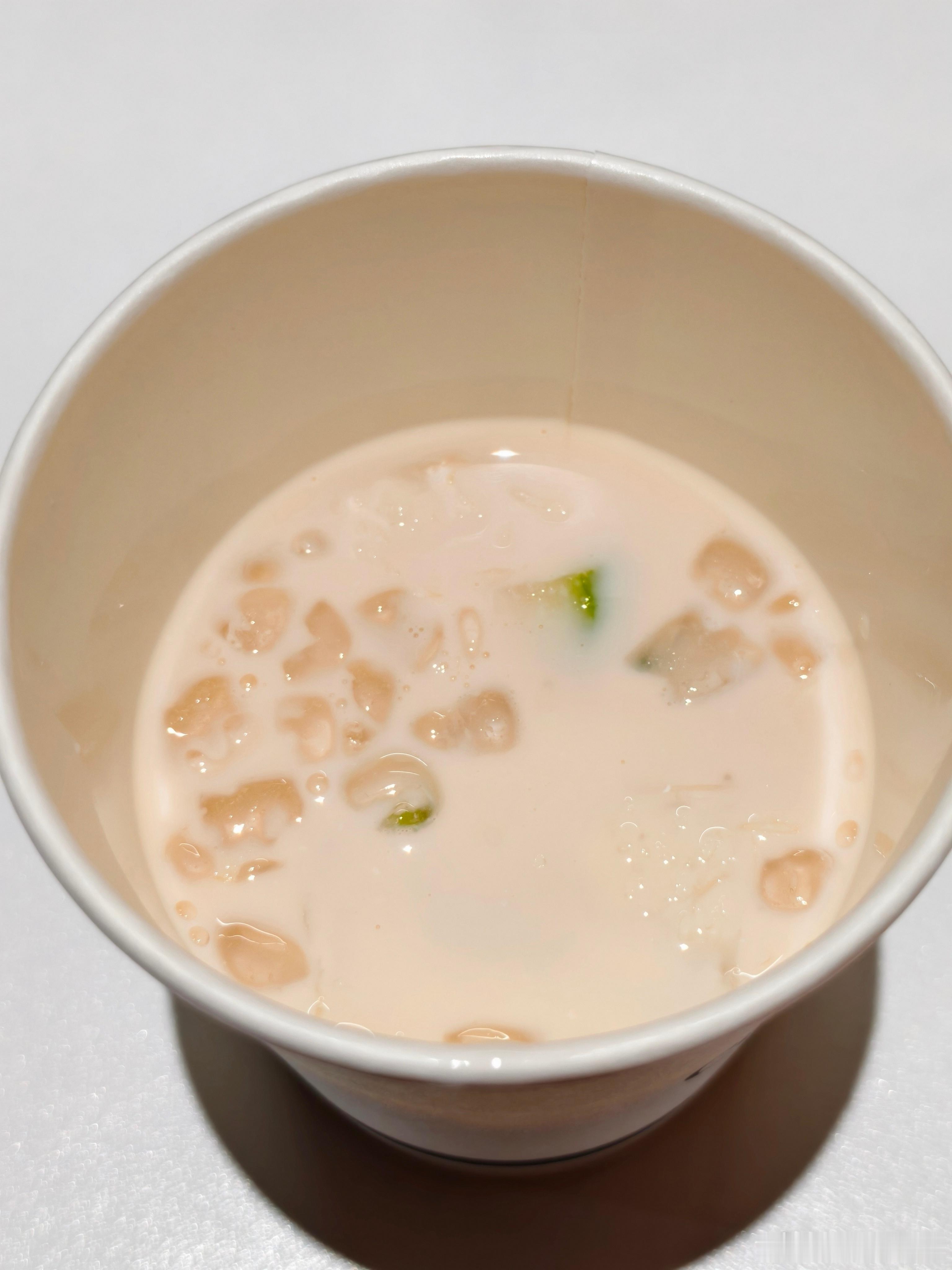 下午咖啡师又拿了新品过来给我们尝椰奶+牛奶+红茶+香水柠檬我觉得是好喝的因为我爱