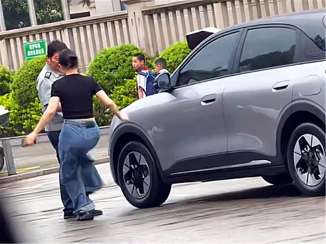 为什么女人在外面如此嚣张？
不考虑时间、地点、人物，
就敢肆意的殴打他人？