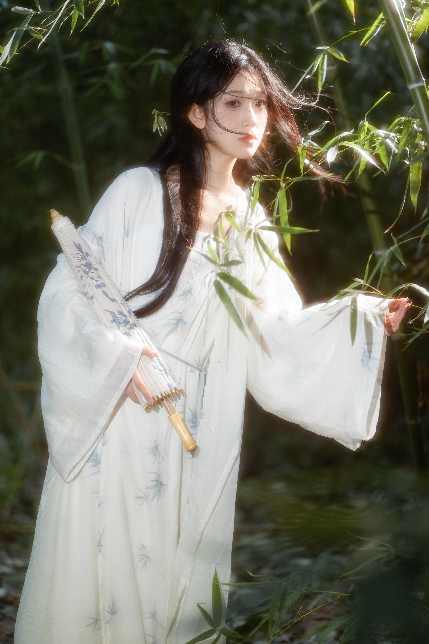 灯火葳蕤，揉皱你眼眉。