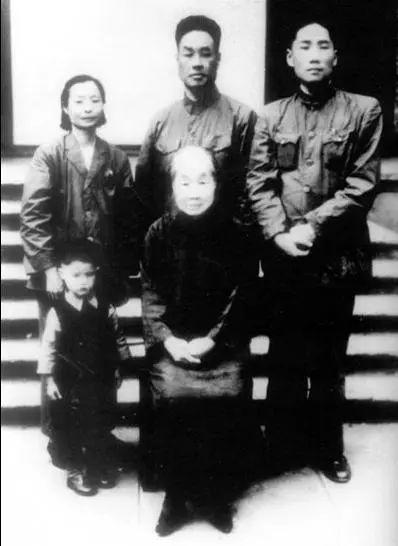 1950年，毛岸英前往湖南给80岁的外婆向振熙贺寿，才留下了这张罕见的家庭照。