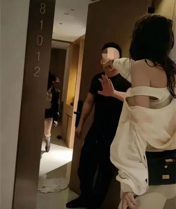 陕西渭南，女子出轨被丈夫捉奸在床，谁曾想当众被打了几耳光的女子，竟趁人不注意冲出