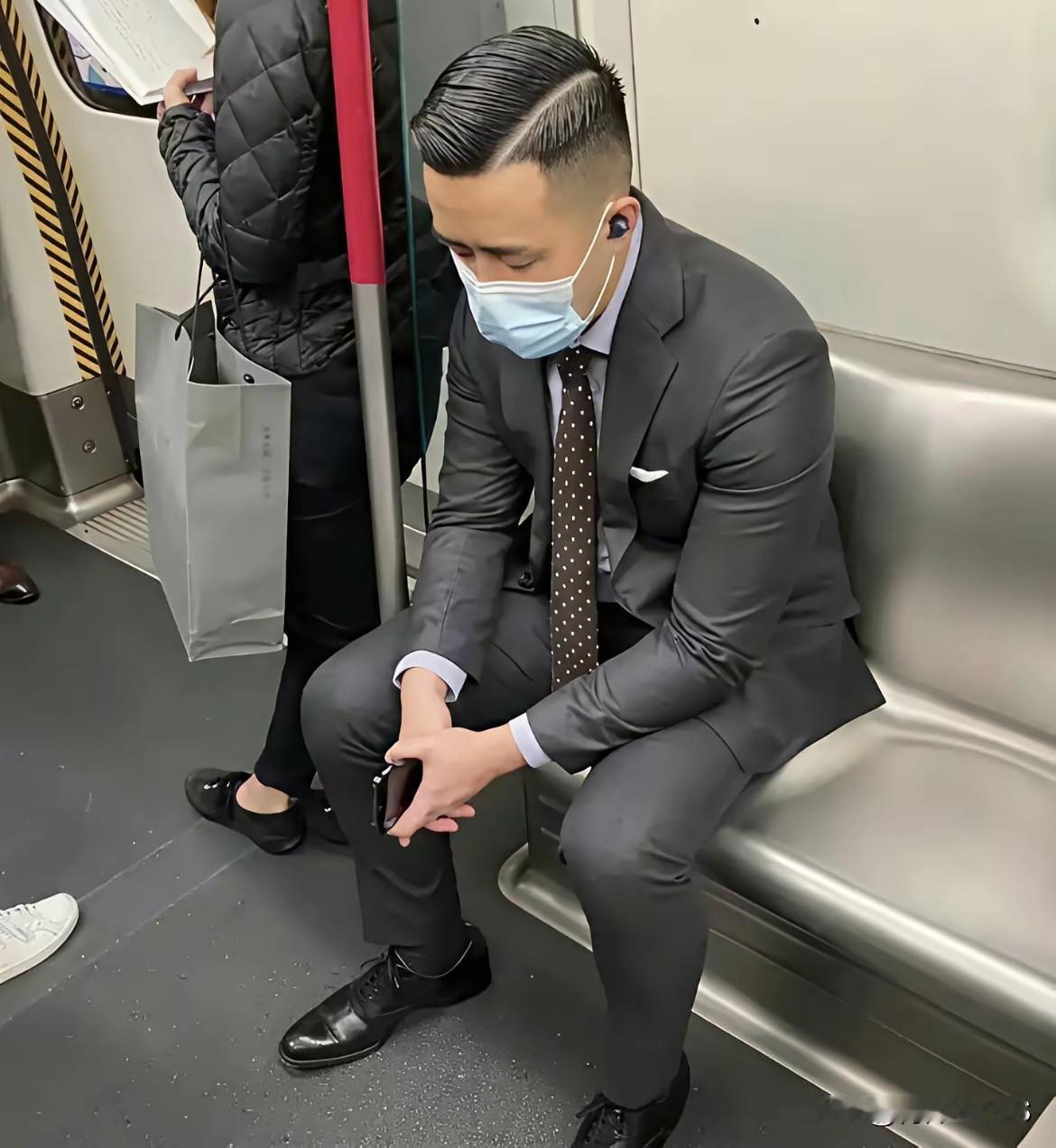 这种精英人士为啥不开车呢[捂脸]