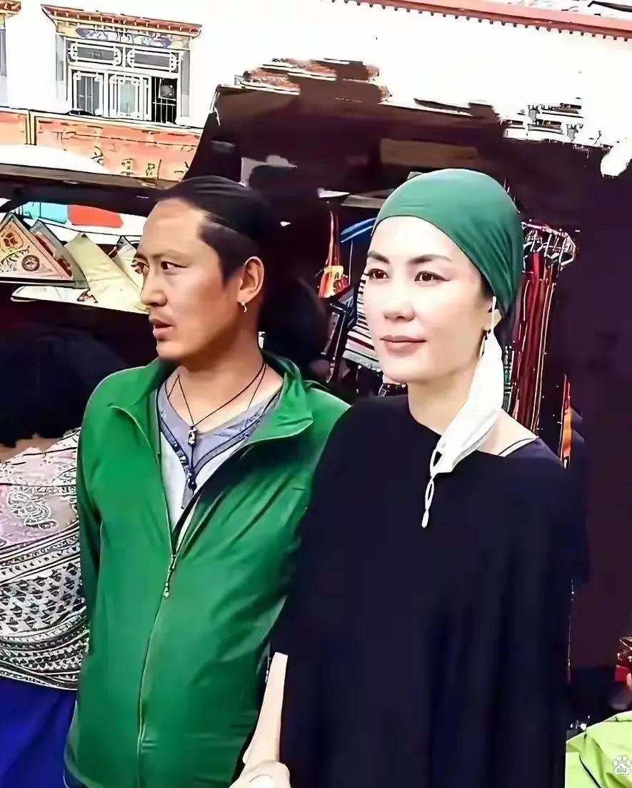 请问王婆儿为什么突然包头了？
是偶尔为之图好玩儿 还是被绿化皈依了绿教？为啥两人