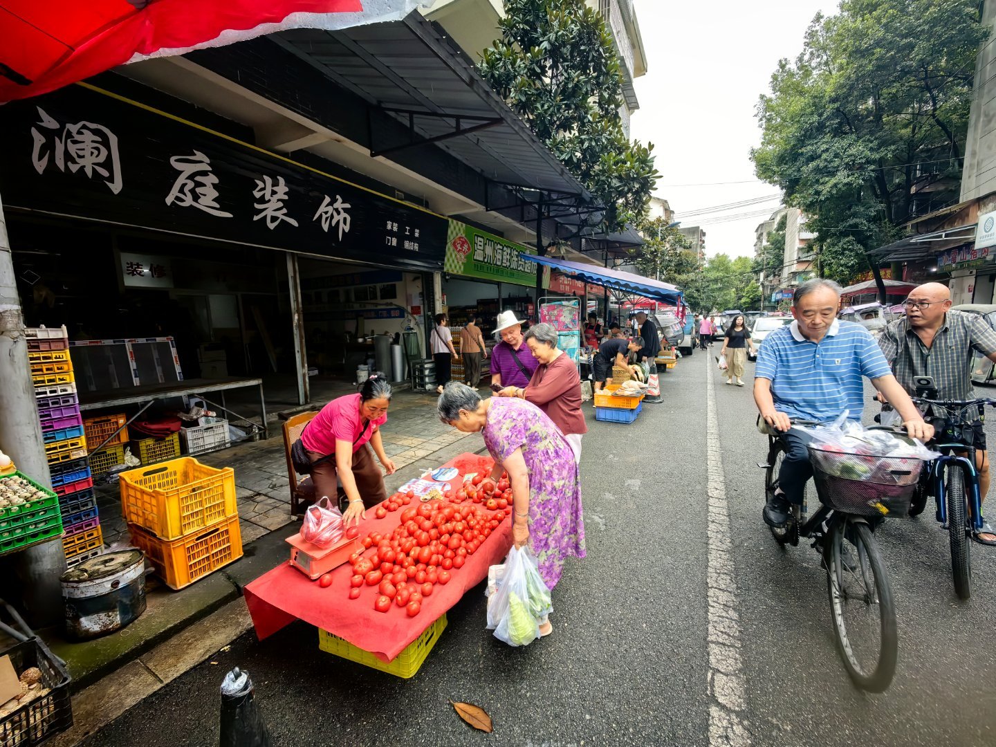 昨天在华侨商业城（农贸市场）买了两个西红柿——据称是自家种的，来自阿坝茂县。西红