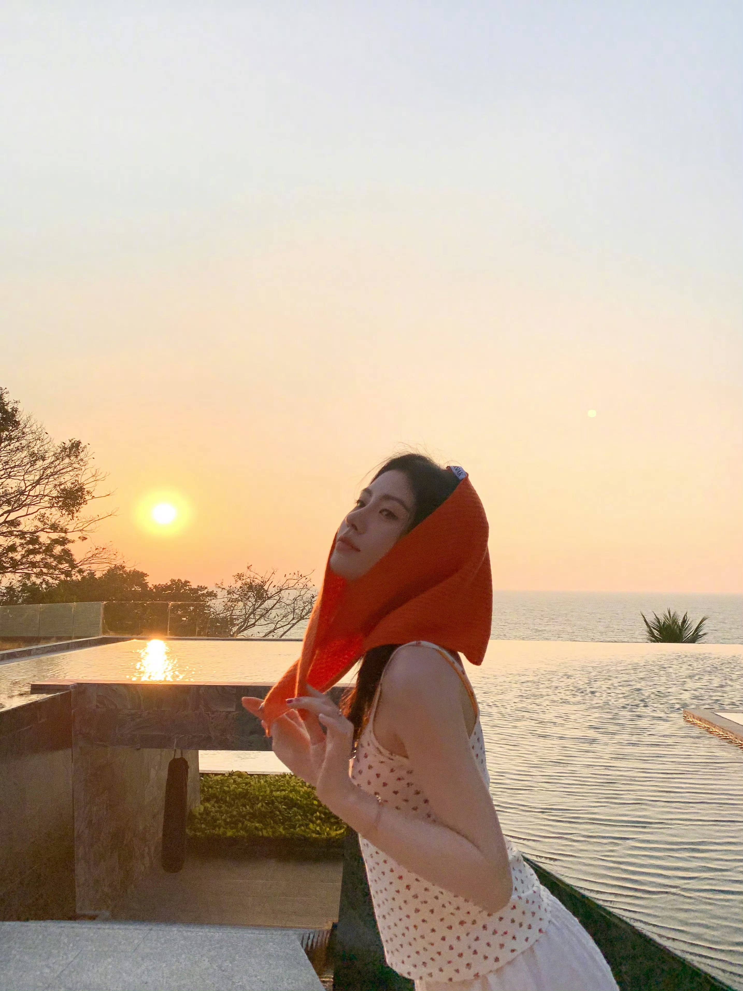 鞠婧祎最新live图营业～美美的小鞠和海边的日落🌄 