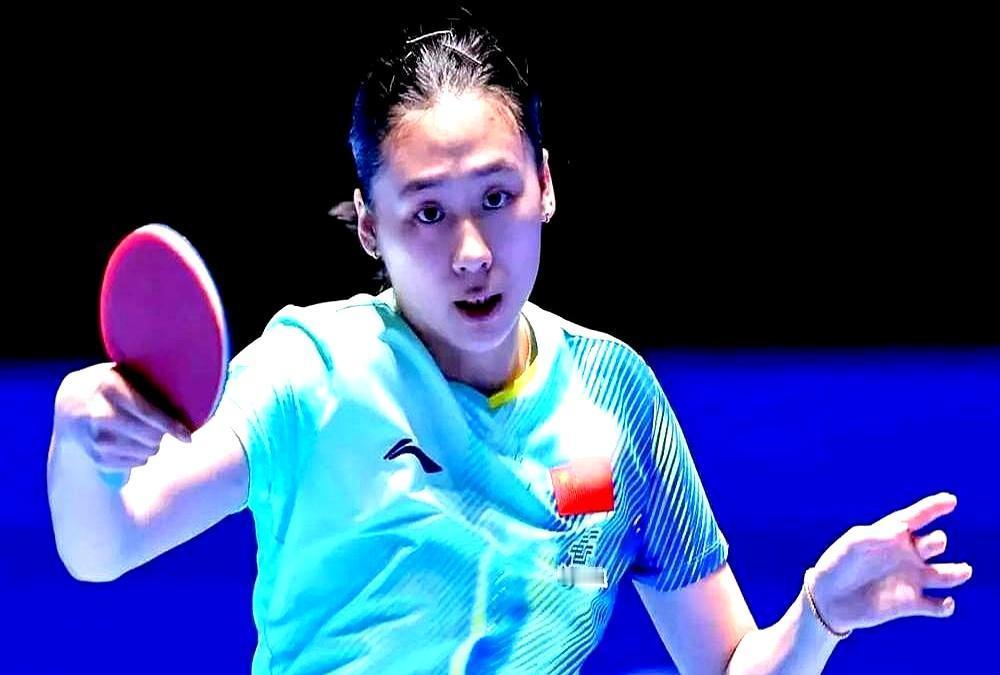 她又被那个日本女人磨死了。第五次。一局都没赢过。
 
手握两个局点，覃予萱正手拉