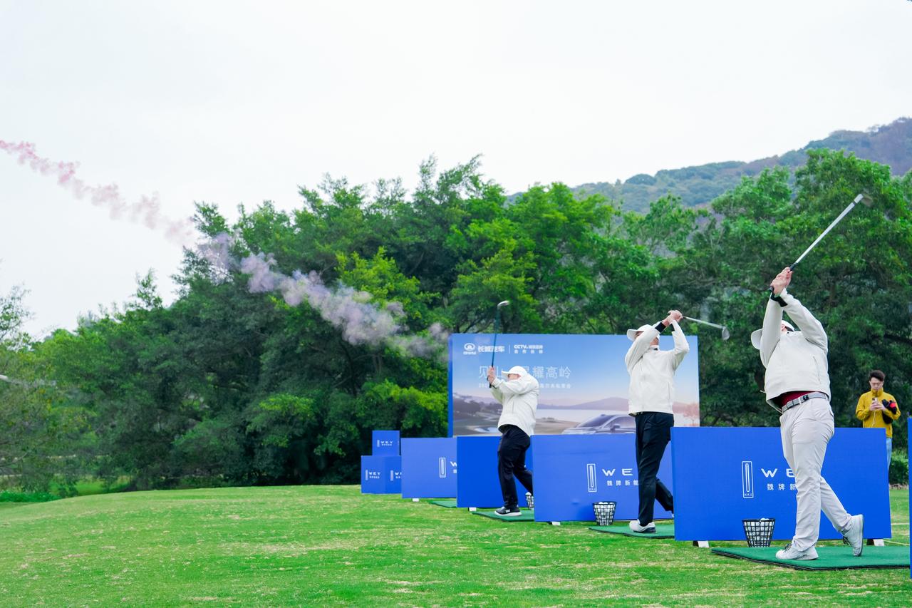 在高山的高尔夫私享会的午后，当我的手与孩子的小手在球杆上轻轻交叠，一种久违的专注