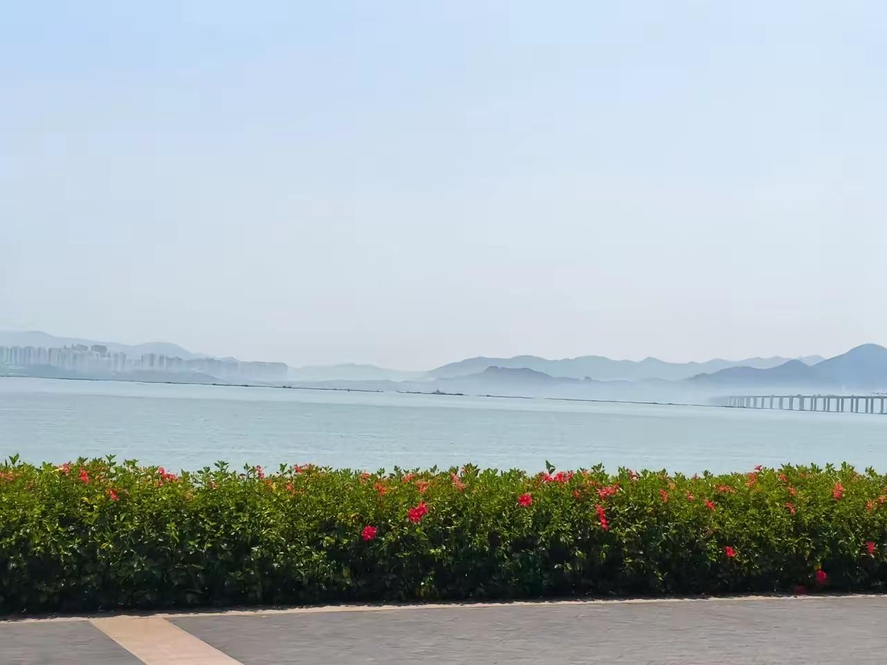 最近比较火的一段话：“你混得再好，再有本事，只要我不求你办事，在我眼里你啥也不是