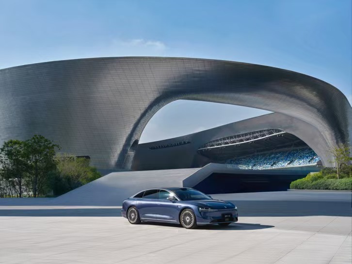 这续航表现确实靠谱！官方标多少，日常开出来基本不打折，高速开着空调也能稳在九成以