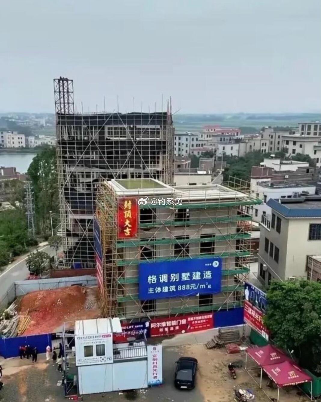 全红婵家的大房子封顶了，楼顶还有游泳池，不知道边上那栋楼是干啥的！ 