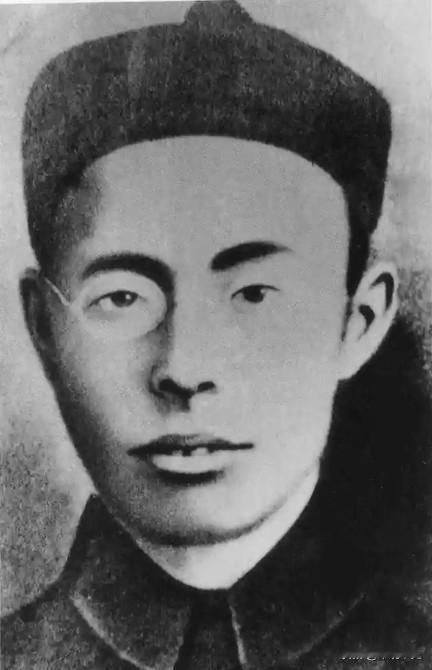 1907年盛夏的一个暴雨夜，时任安徽巡警学堂会办的徐锡麟，仰面躺在刑场，刽子手抡