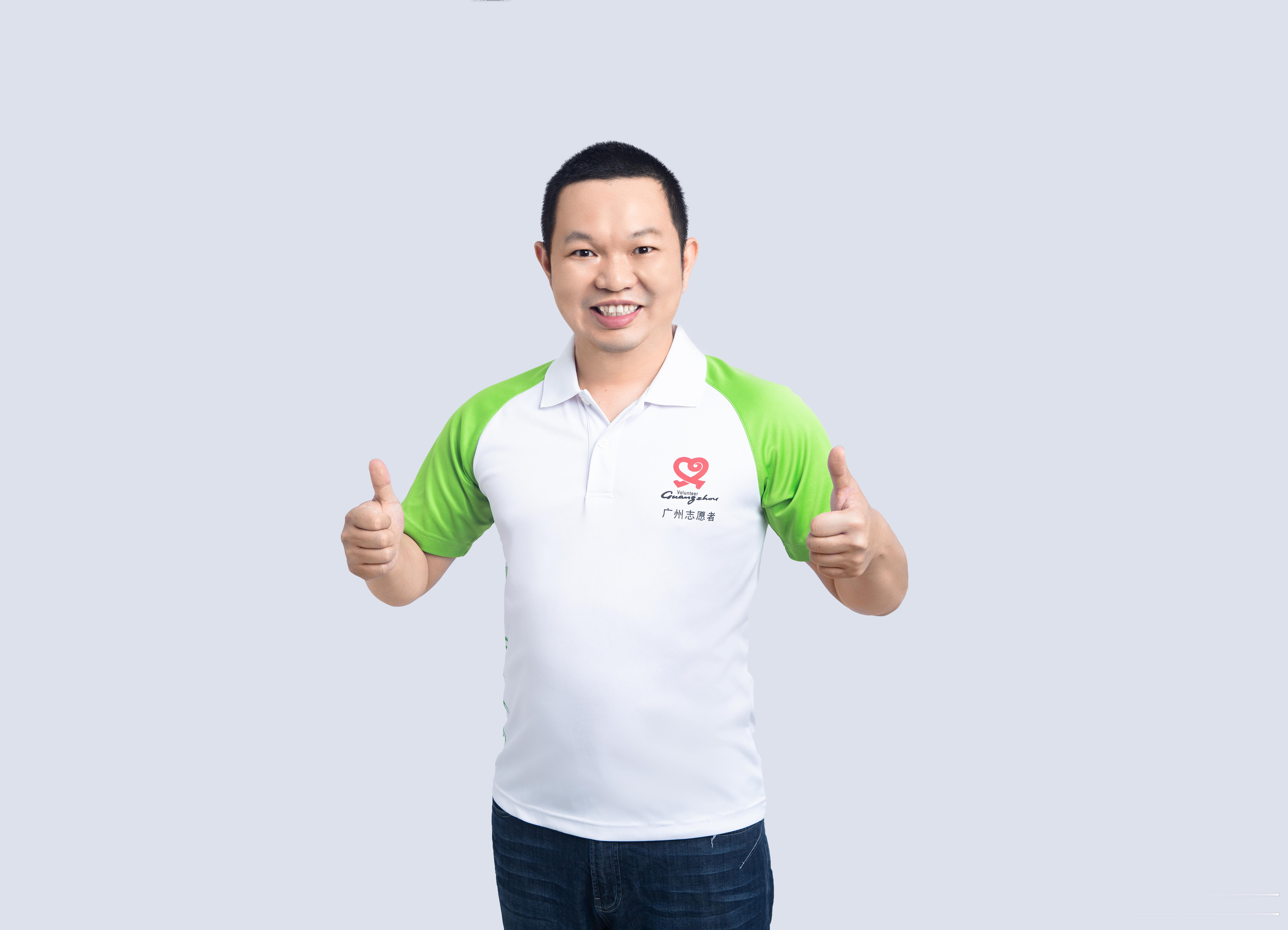 中国好人 凌晨整理救灾物资，纸箱划破手指。小志愿者递来创可贴：