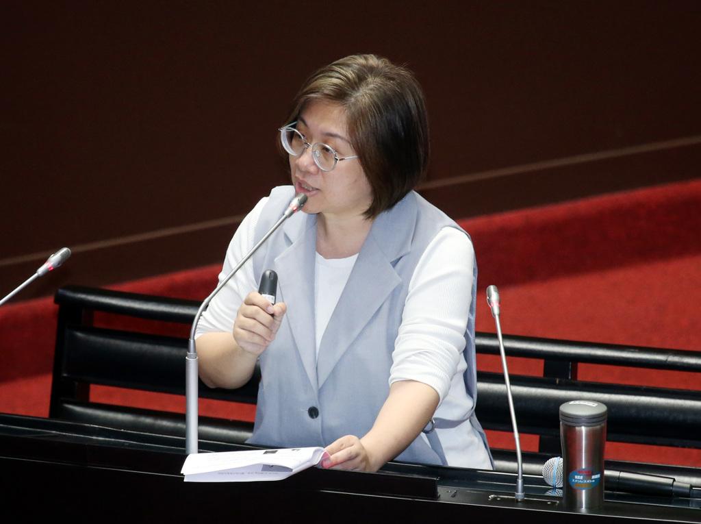 今天，民进党团副干事长陈培瑜则开酸，现在最可以好好睡觉的人就是韩国瑜，自己从一开