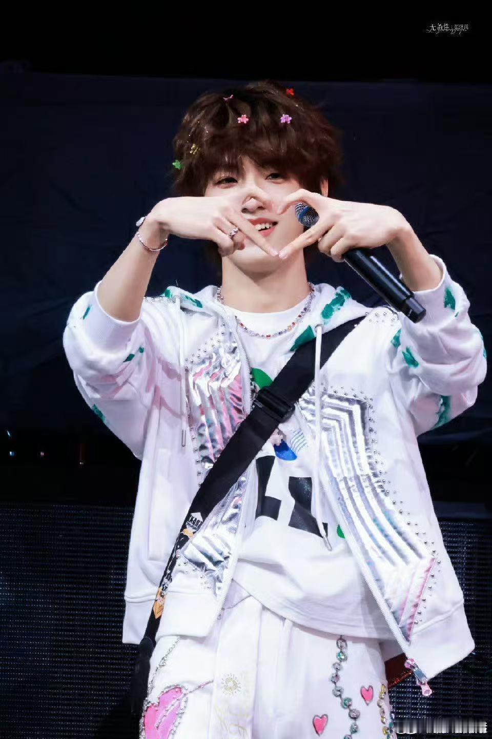 张泽禹舞台视频的退出键在哪里 坏坏的浪漫拿捏得刚刚好，台风舒展又直白，点开这个视