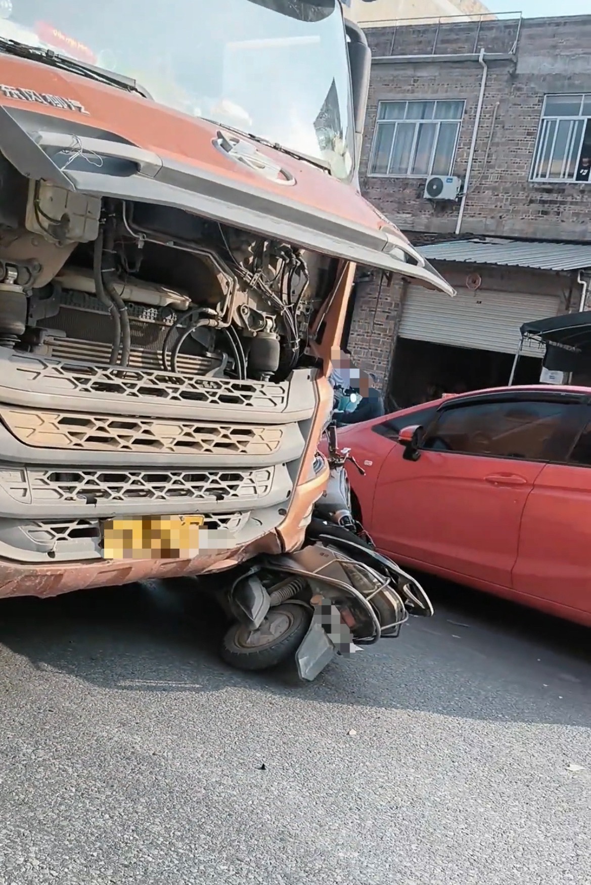 4月26日，玉林睦村路段电车撞在大货车车头旁，旁边有一辆红颜色的小轿车！ 玉林