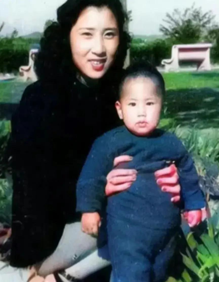 名将张灵甫被击毙前娶的妻子王玉龄及他们的孩子留下的照片。王玉龄 1928 年出生