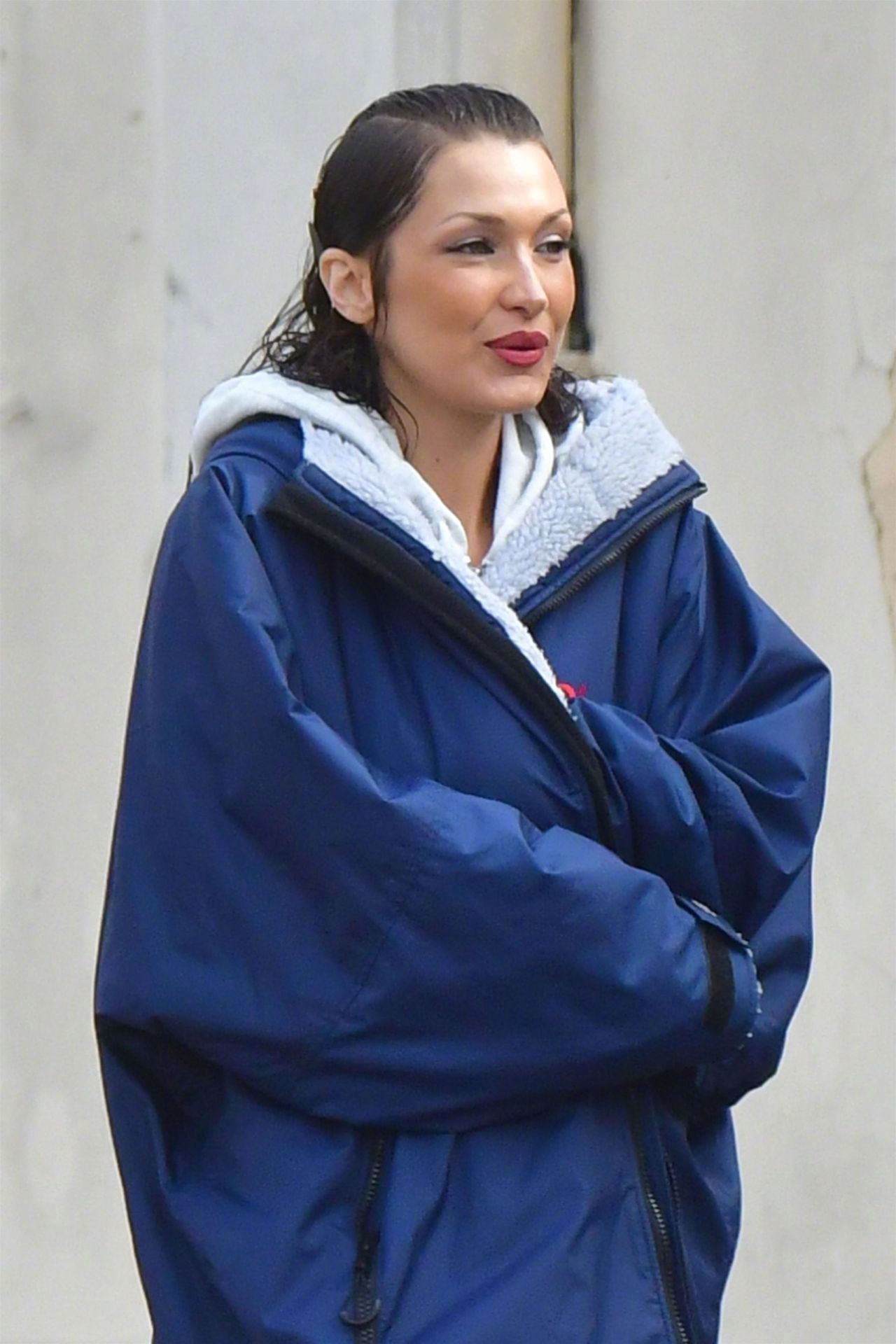 Bella Hadid 现身意大利威尼斯运河拍摄 FX 系列《美女》，投身于演艺