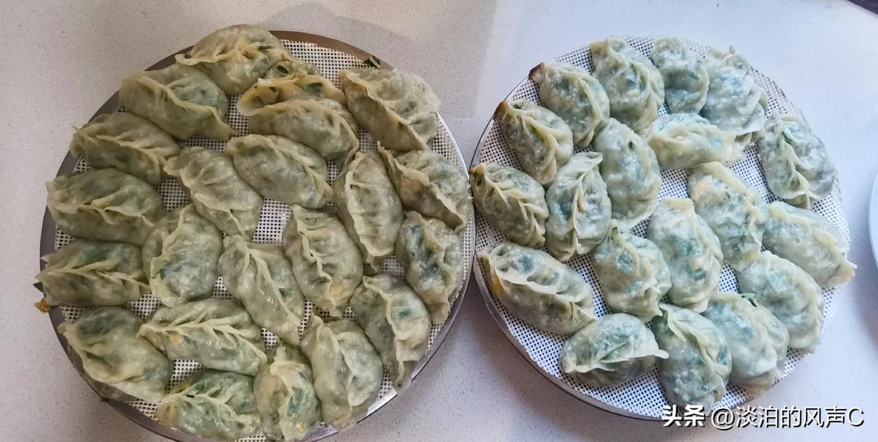周日花了1.6元，在老农小摊上买了一把秋天的嫩韭菜，昨天早上炒了一盘韭菜鸡蛋，今
