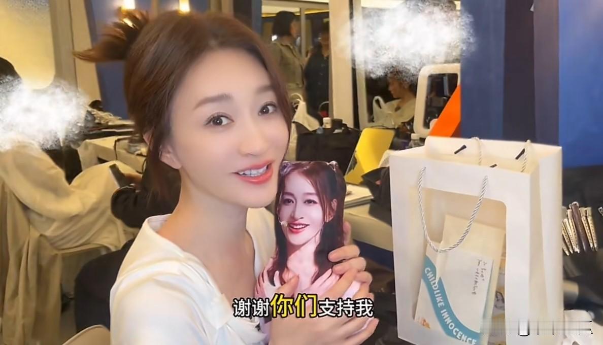 李小冉谢娜真闺蜜呀
有粉丝在机场托她带给正在乘风破浪的偶像
自己精心准备的礼物