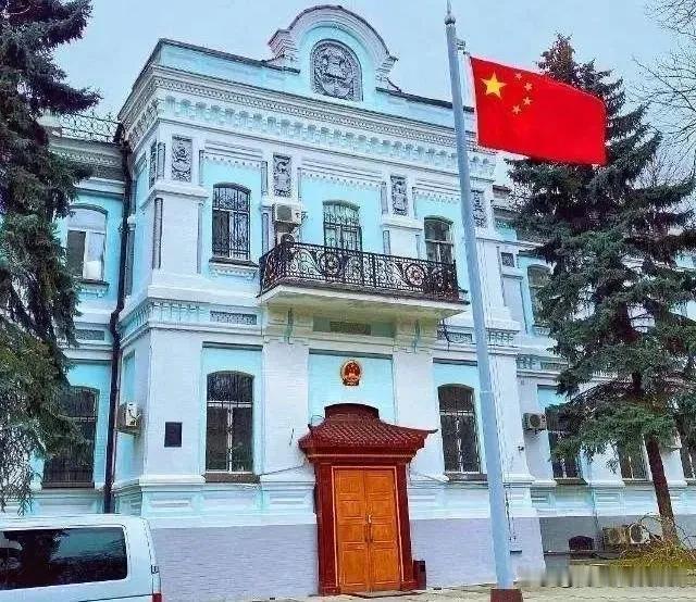 基辅局势骤然紧张！中方使馆人员会撤离吗？官方态度早已亮明
 
俄乌冲突的火苗始终