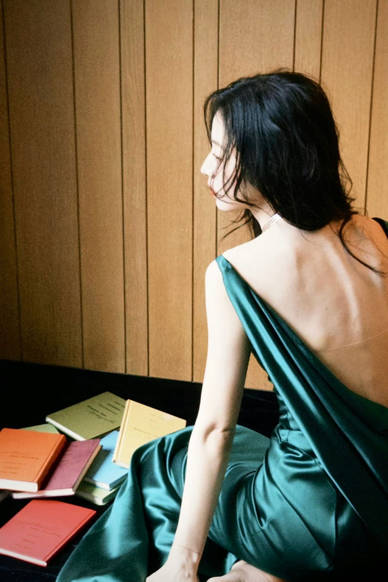 周雨彤那么冷这么美 微博之夜红毯的清冷氛围感被拿捏了。天凉穿墨绿色露背长裙，却凭