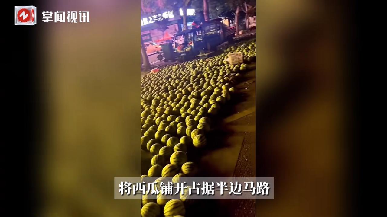 “大快人心！”7月7日，河南商丘，一位大爷开车带着西瓜售卖，没想到竟直接把西瓜摊