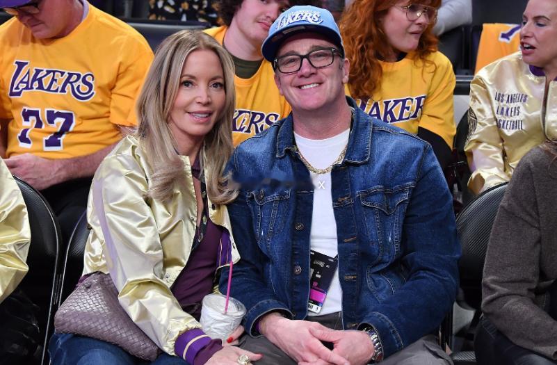 名记温德霍斯特报道，在马克·沃尔特买下了湖人的大部分股权后，巴斯兄弟姐妹们已经每