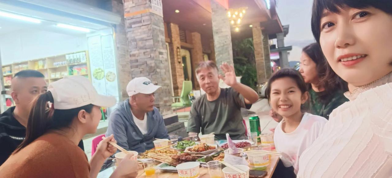 有网友说 ，大侄女小双怎么保养得那么漂亮，我就冒昧讲几句她早上起来都做些什么？