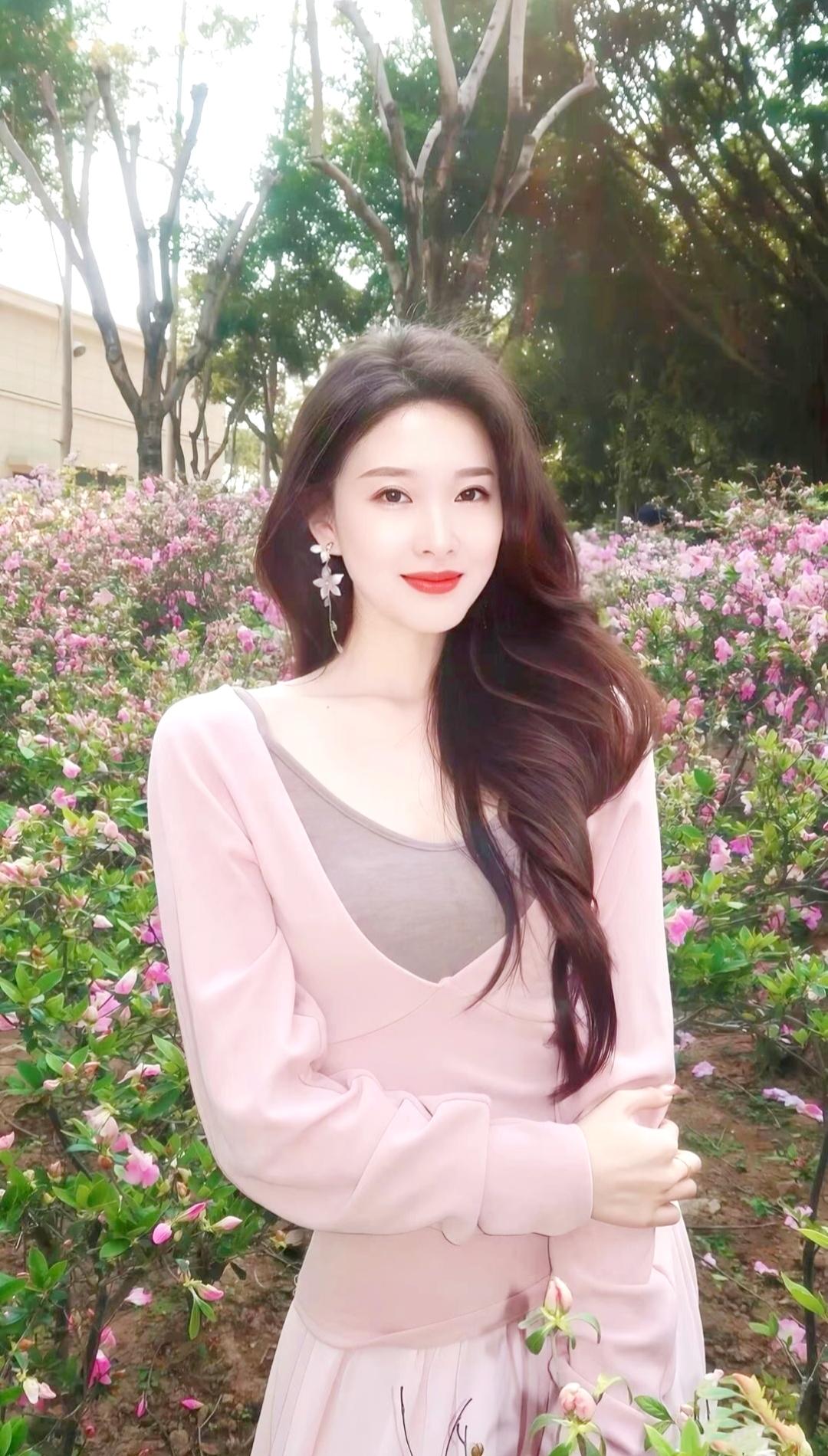 什么样的穿搭可以成为气质女神?粉红气质美女人人爱！