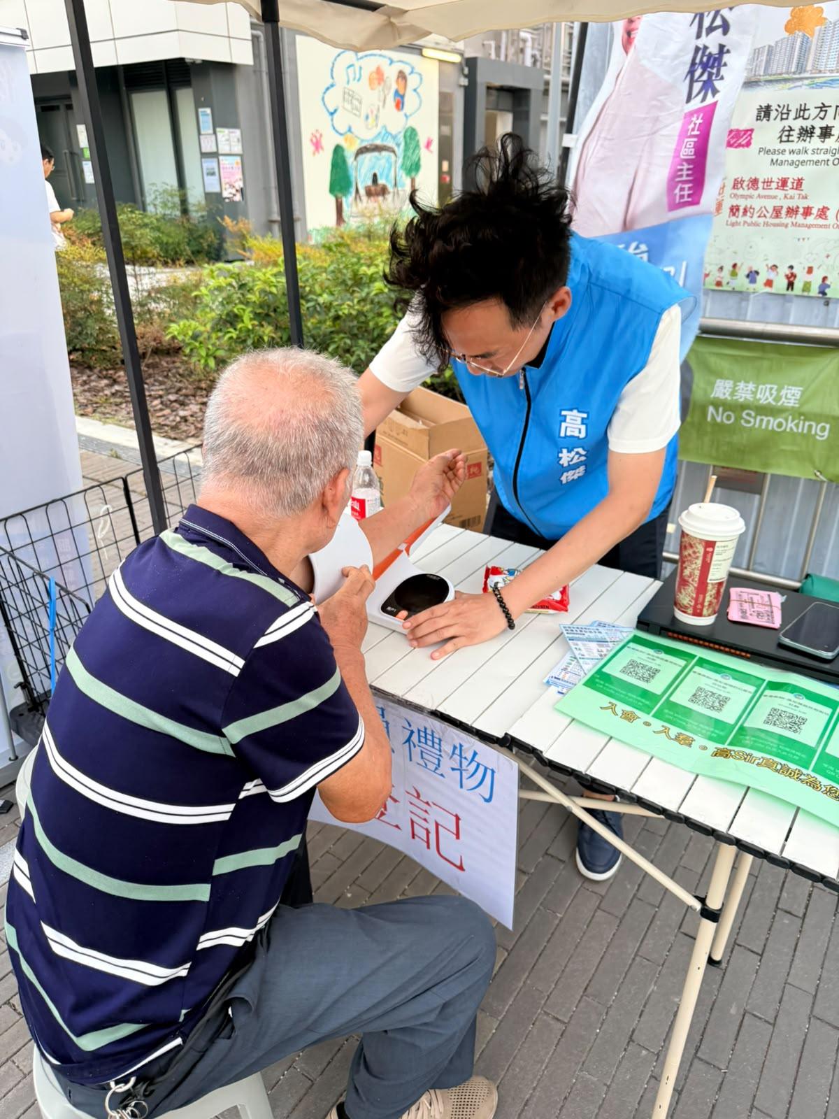 高Sir这2天下午继续在简约公屋，接受街坊的查询。向新入伙居民了解街坊入伙的状况