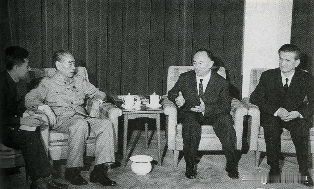 1975年6月15日，周恩来总理在医院会见了阿尔巴尼亚劳动党中央政治局委员、部长
