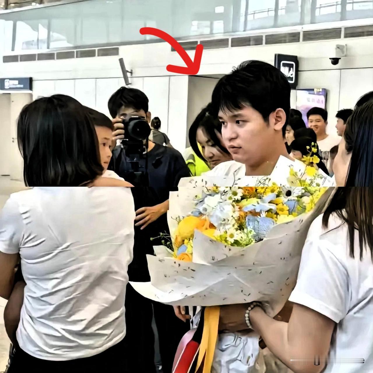 林诗栋夺冠回国，出机场一幕令人大跌眼镜！他没奔向亲妈，而是

单膝跪地，将金牌递